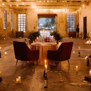 Cena romántica en las ruinas de una fabrica historica