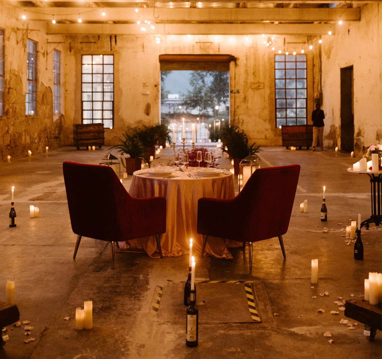 Cena romántica en las ruinas de una fabrica historica