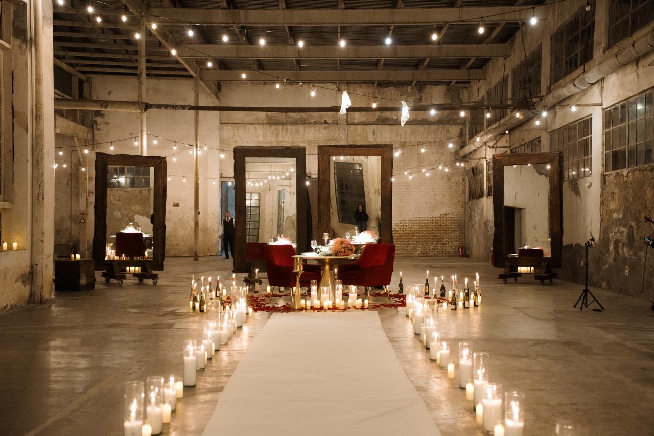Cena romántica en las ruinas de una fabrica historica - Imagen 11