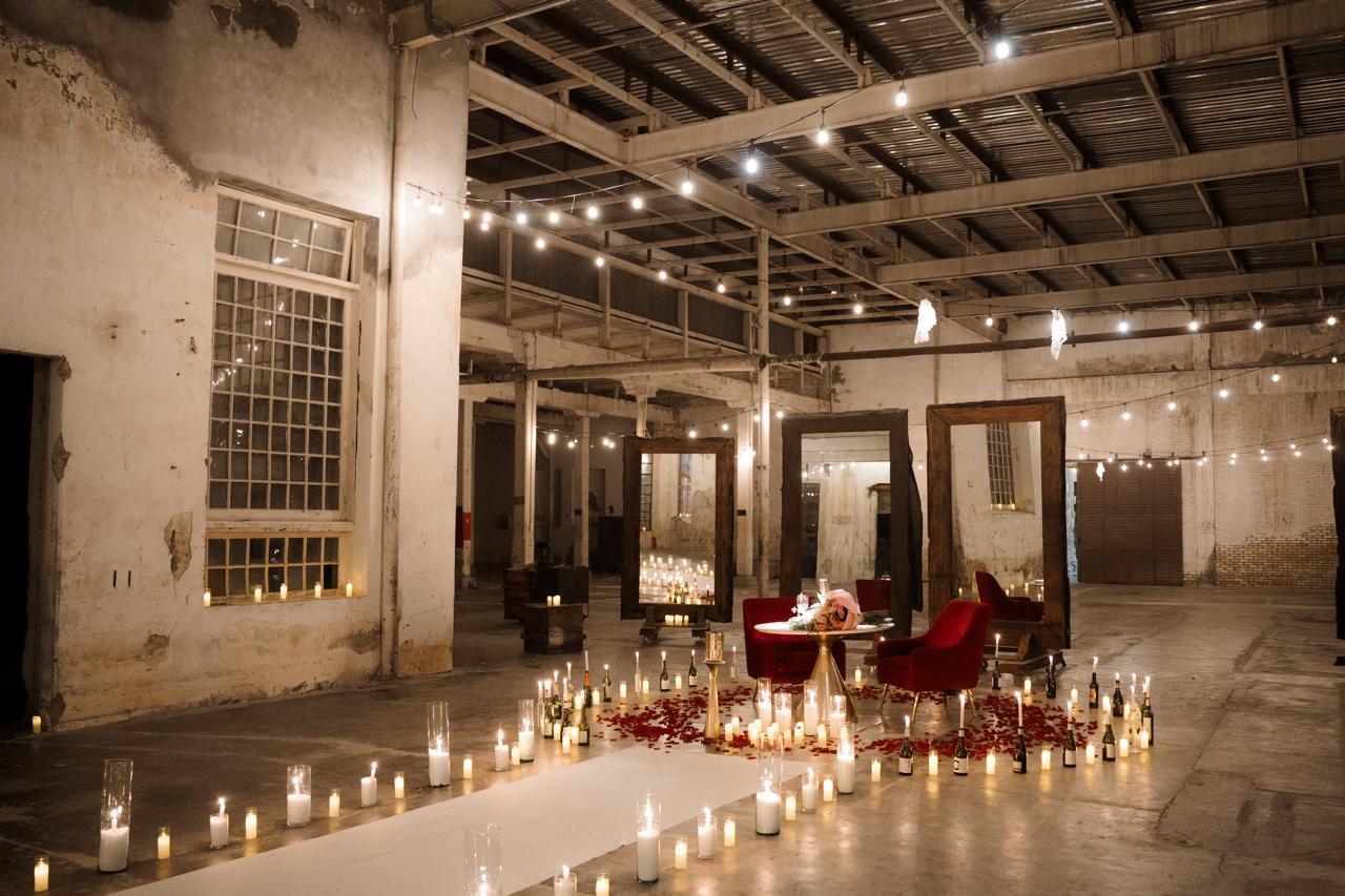 Cena romántica en las ruinas de una fabrica historica - Imagen 10