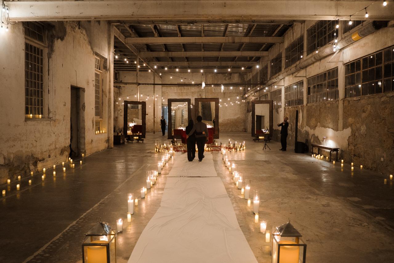 Cena romántica en las ruinas de una fabrica historica - Imagen 12
