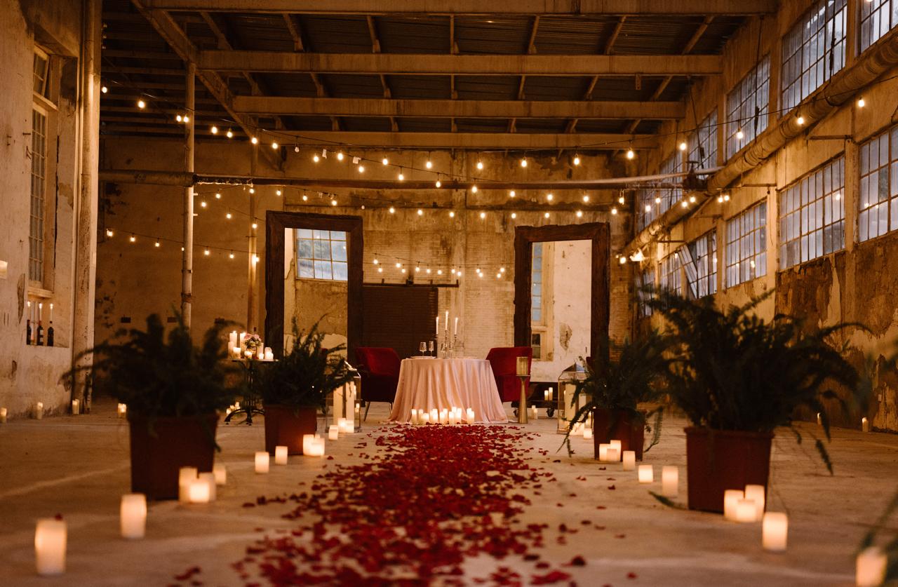 Cena romántica en las ruinas de una fabrica historica - Imagen 9