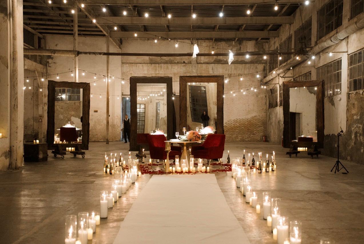 Cena romántica en las ruinas de una fabrica historica - Imagen 7