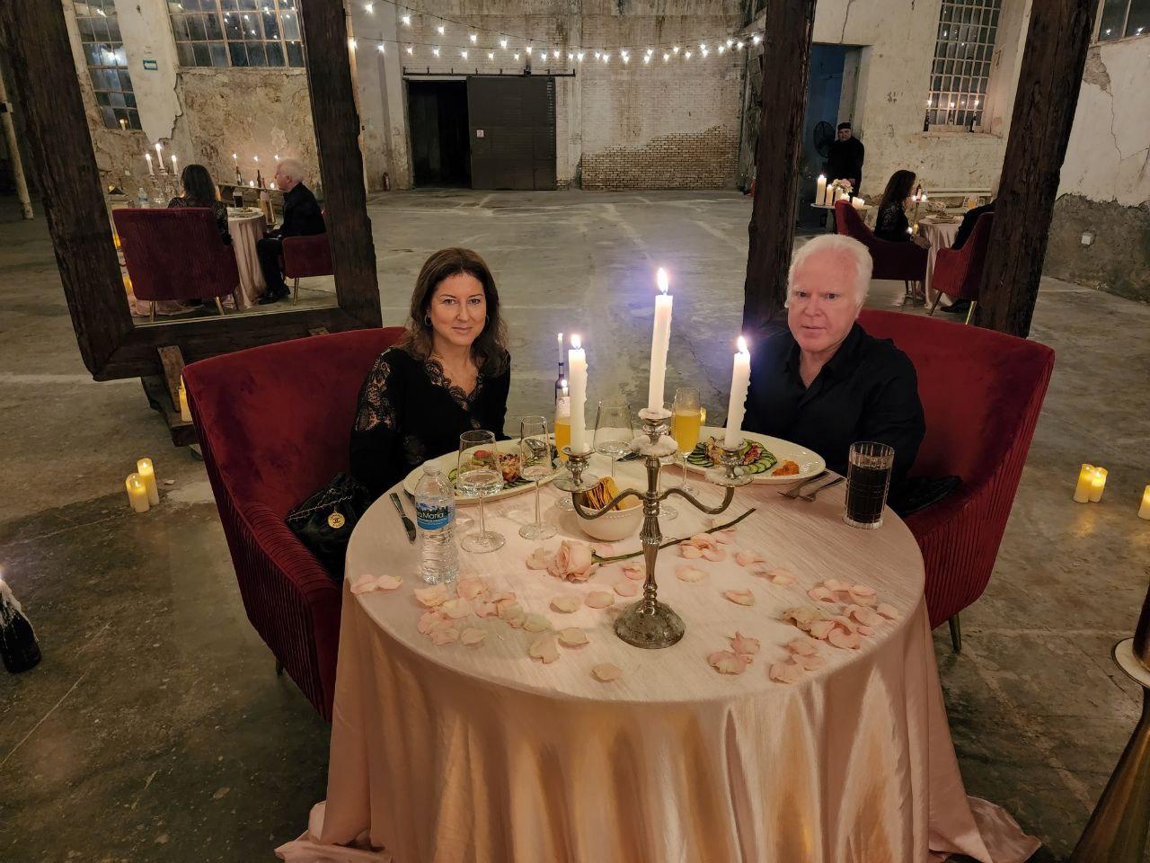 Cena romántica en las ruinas de una fabrica historica - Imagen 6