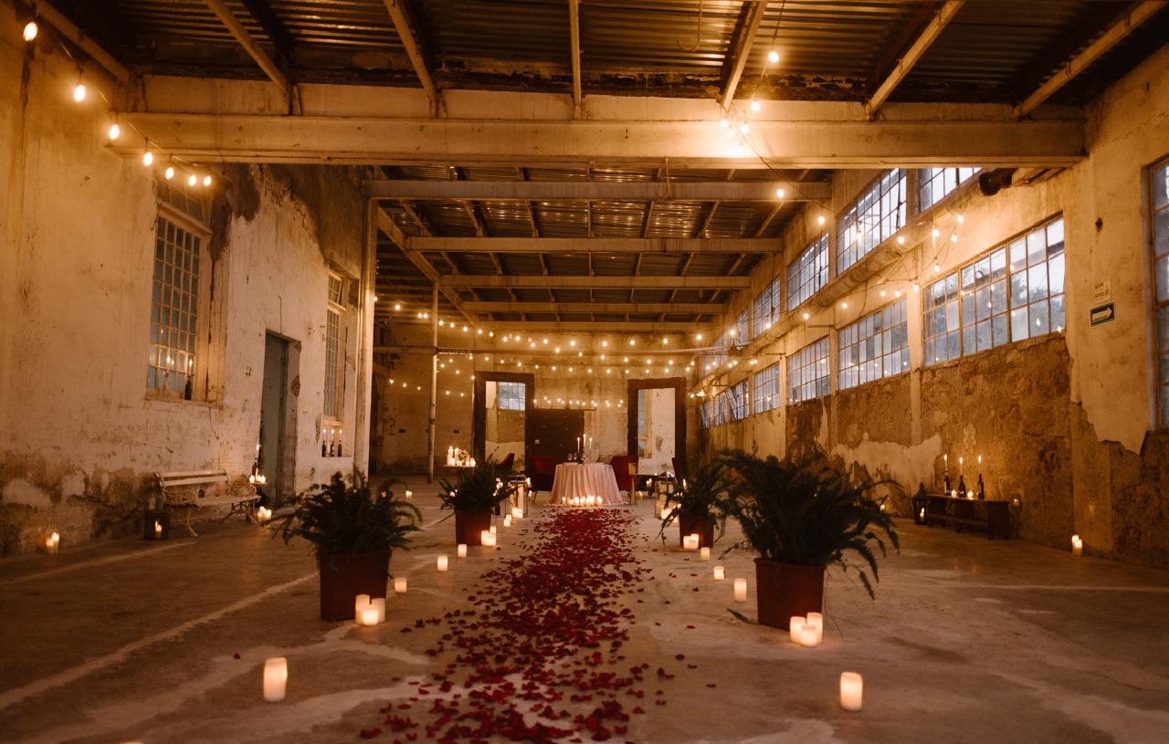 Cena romántica en las ruinas de una fabrica historica - Imagen 8