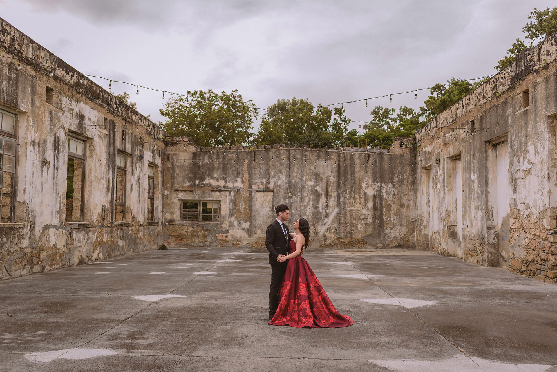 Cena romántica en las ruinas de una fabrica historica - Imagen 5