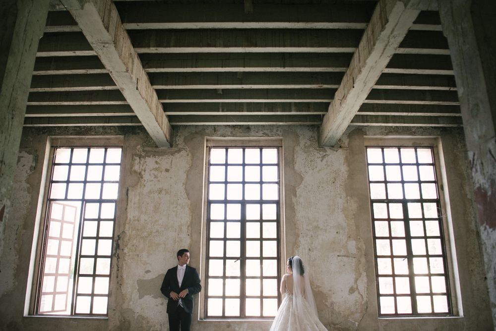 Cena romántica en las ruinas de una fabrica historica - Imagen 3