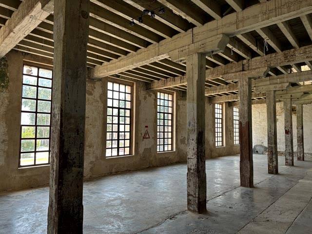 Cena romántica en las ruinas de una fabrica historica - Imagen 2
