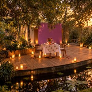 Cena romántica en lago de loto en la montaña